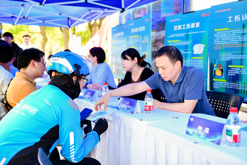徐汇区开展“走进奔跑者”工伤保险主题宣传活动