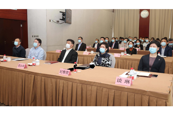 市人社局系统党员干部认真收听收看党的二十大开幕会
     
