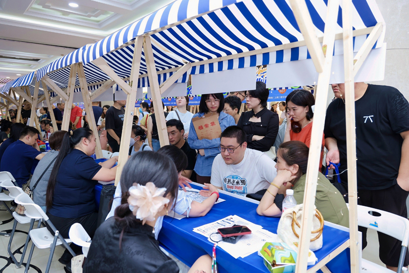 求职也有烟火气！这场招聘会点燃杨浦青年就业夜……