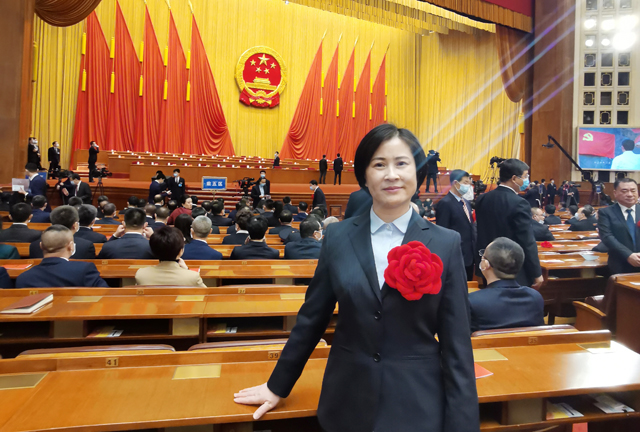 奉贤区就业促进中心潘艳红在北京人民大会堂接受表彰！
    