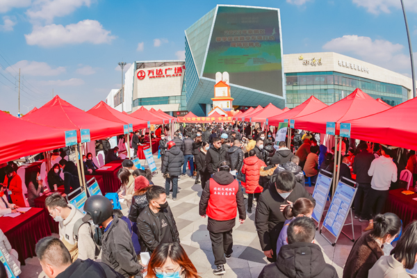收到简历超1000份，崇明首场线下招聘会“开门红”！
   