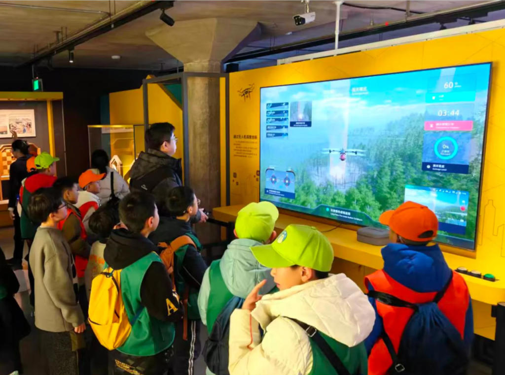 解锁无人机飞行体验！世界技能博物馆互动展项上新