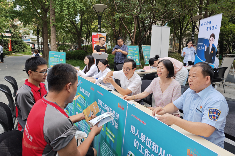 20251023从会议室到街头巷尾:黄浦人社工伤政策的暖心之旅4.jpg