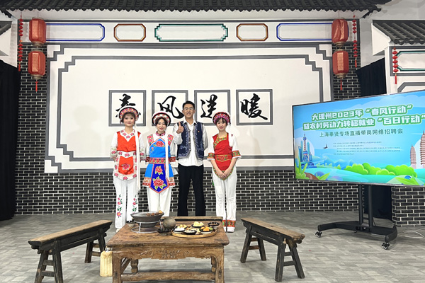 春节后首个工作日，他们就从奉贤“打飞的”赴云南出差了……
 