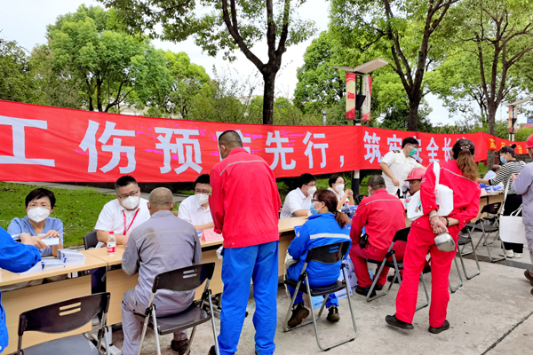 宝山区人社局开展工伤保险主题普法集中宣传活动
       