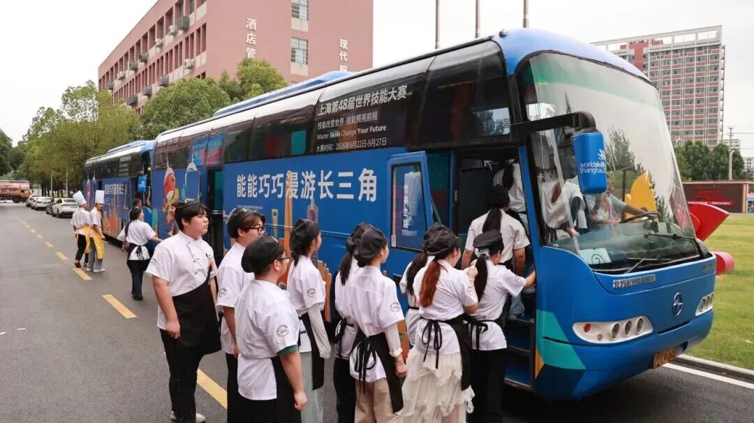 技能之光点亮青春梦想！“能能巧巧”大篷车驶入了安徽三校